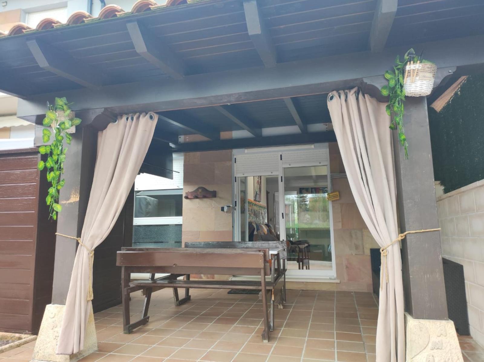 Chalet Bajo Con Jardin, Patio, Cenador Y Barbacoa. Viveda Exteriér fotografie